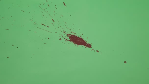 Salpicadura de tinta roja sobre fondo de pantalla verde
 - Metraje, vídeo