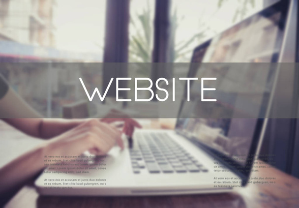 mano de negocios escribiendo en un teclado portátil con página de inicio del sitio web
  - Foto, imagen