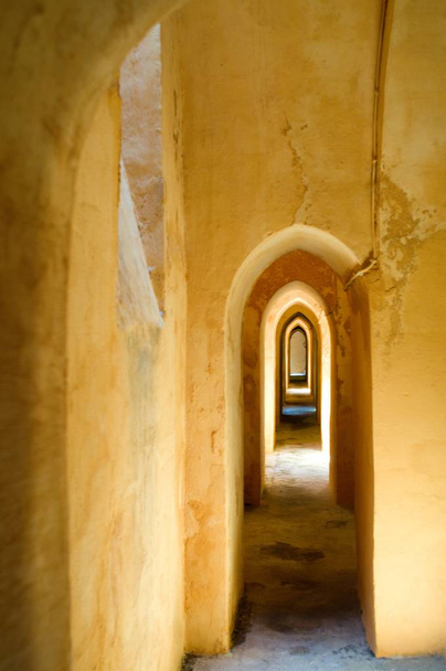 langer Korridor mit antiken Gewölben - Foto, Bild