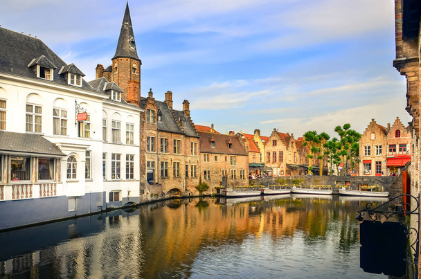 Kanał wodny słynnego z kolorowych domów i łodzi w Brugia, Belgia - Zdjęcie, obraz
