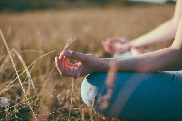 женщина практикует йогу и медитирует в позе лотоса на
  - Фото, изображение