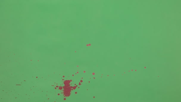 Rózsaszín festék fröccs fölött zöld képernyő háttér - Felvétel, videó