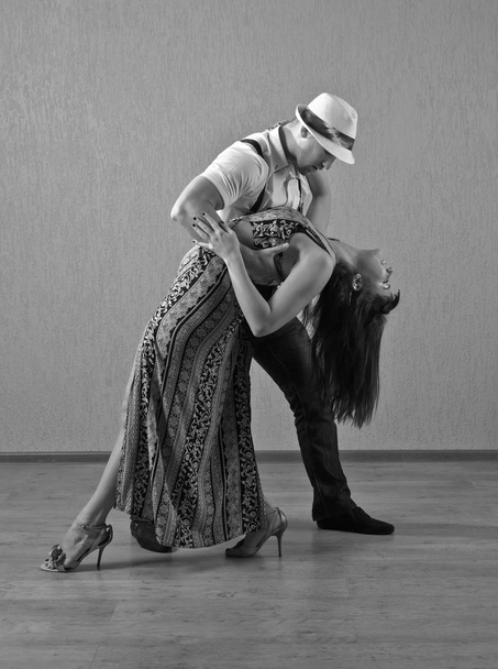 Bailando pareja joven
 - Foto, imagen