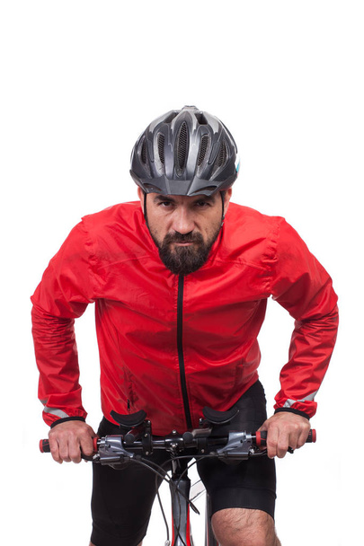 Porträt eines Radfahrers mit Helm und roter Jacke, Fahrrad fahrend, isoliert auf weißem Grund - Foto, Bild