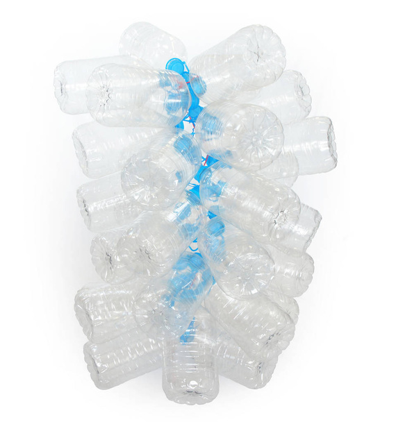Grupo de garrafas vazias de plástico transparente com tampa azul amarrada com uma corda vermelha no fundo branco
 - Foto, Imagem
