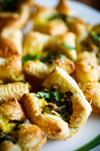 Baked puff pastry with mushrooms - Foto, Imagen