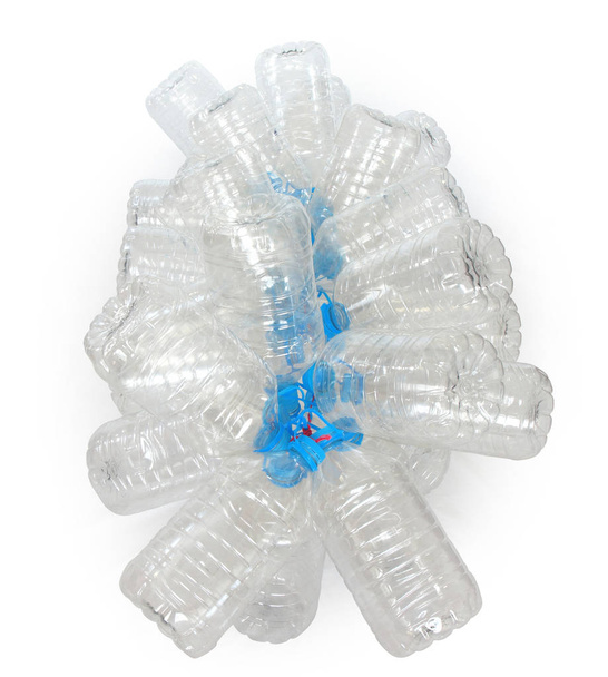 Groep van transparante kunststof lege flessen met blauwe dop gebonden met een rood touw op witte achtergrond - Foto, afbeelding