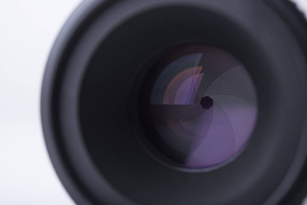 Closeup závěrky fotoaparátu izolovaných na bílém pozadí. - Fotografie, Obrázek