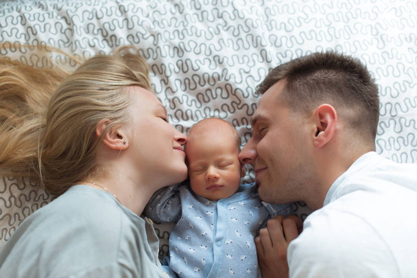 Husband wife and newborn child - Foto, immagini