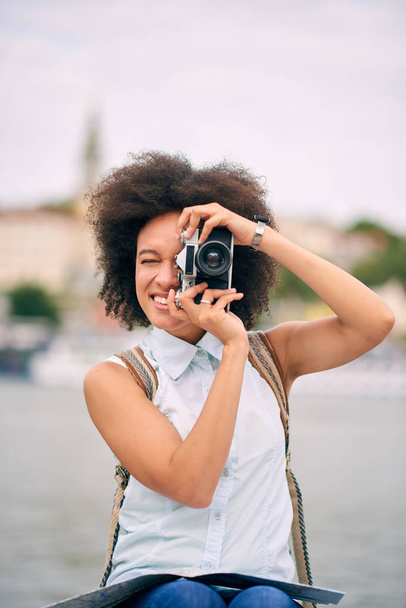 Mezcla de raza sonriendo bastante turista mujer
   - Foto, Imagen