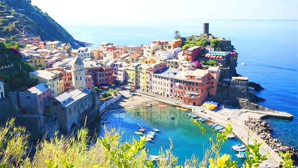 Krásný pohled na staré Vernazza shora. Jedna z pěti slavných vesničkami a důstojnými dominantami národního parku Cinque Terre v Itálii. - Záběry, video