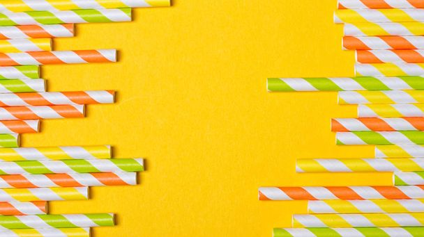 крупним планом барвисті вишукані пивні соломинки
 - Фото, зображення