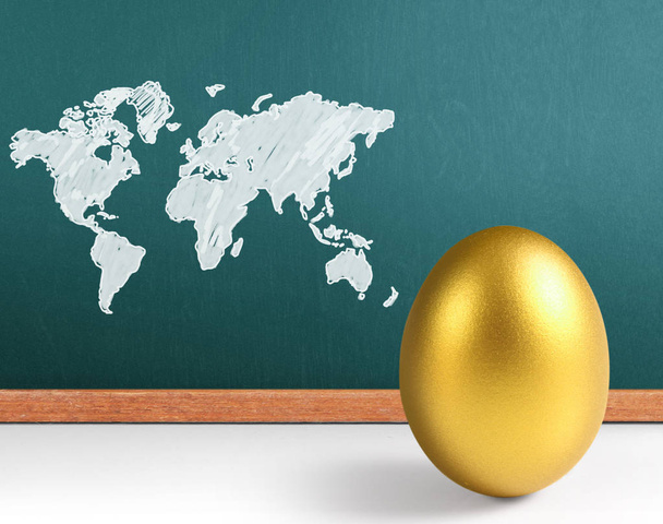 золотой пасхальное яйцо изолированы - Фото, изображение