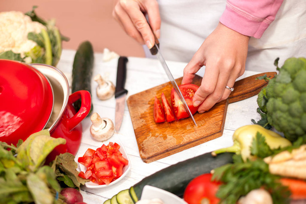 Tomato slices on chopping board - Valokuva, kuva