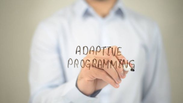 Programação adaptativa, escrita do homem na tela transparente
 - Foto, Imagem