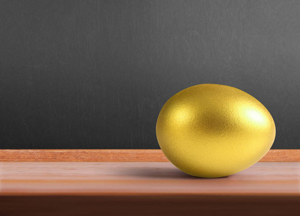 dorado un huevo de Pascua aislado - Foto, Imagen