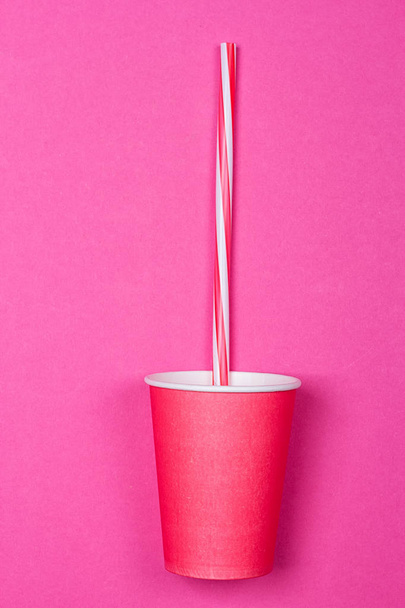 a bundle of multi-colored drinking straws in a paper Cup - Фото, зображення