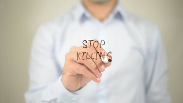 Töten aufhören, Mann schreibt auf transparentem Bildschirm - Foto, Bild