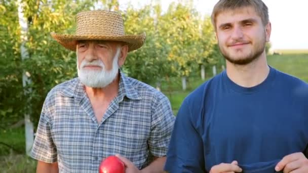 Nagyapa és unokája járni az őszi kertben - Felvétel, videó