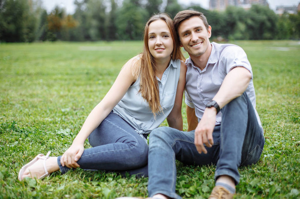 Happy young couple having a picnic outdoor on a summer day - Foto, Imagen
