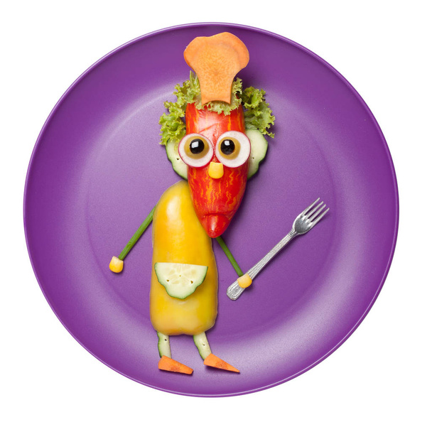 Jefe hecho de verduras frescas en plato púrpura
 - Foto, imagen