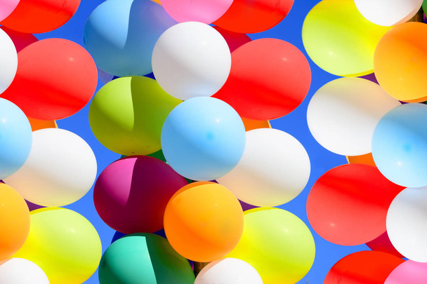Groep van kleurrijke ballonnen op blauwe hemelachtergrond - Foto, afbeelding