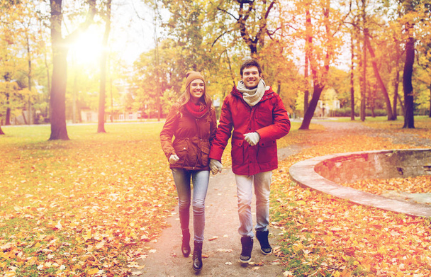 heureux jeune couple courir dans le parc d'automne
 - Photo, image