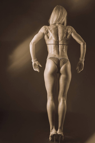 Красиве жіноче тіло в тренувальному одязі
 - Фото, зображення