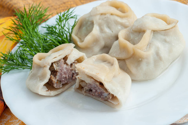 Boulettes de manta de boeuf avec viande dans l'assiette
 - Photo, image