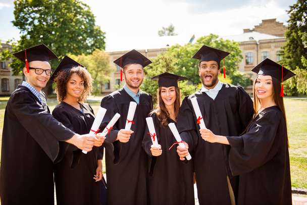 Seis jóvenes graduados atractivas sorprendidas con éxito en túnicas negras
  - Foto, imagen