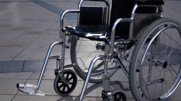 Rollstuhlfahrer nahe modernem Geschäftsviertel behindert - Filmmaterial, Video