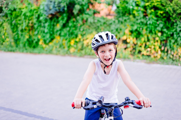 Chłopiec dziecko w biały rower hełm jazda na rowerze - Zdjęcie, obraz