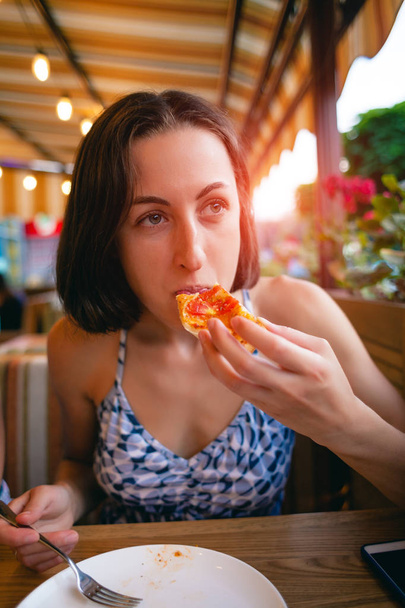 Kız pizza yiyor. - Fotoğraf, Görsel