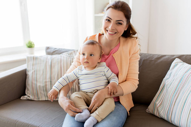 happy young mother with little baby at home - Foto, Imagen