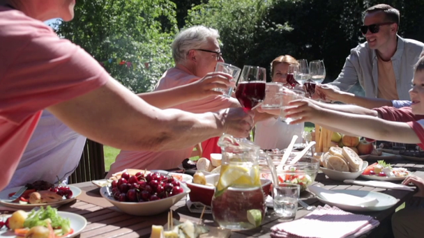 familia feliz cena o fiesta de jardín de verano - Imágenes, Vídeo