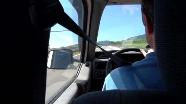 Taxi driver tartsa a kezét, és hordozza a repülőtér utas. - Felvétel, videó