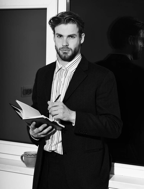 bearded businessman with notebook - Foto, Imagen