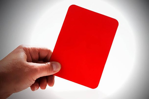 Homem segura cartão vermelho na mão
 - Foto, Imagem