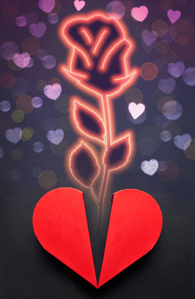 Caja de corazón rojo con rosa brillante, concepto de San Valentín
 - Foto, imagen