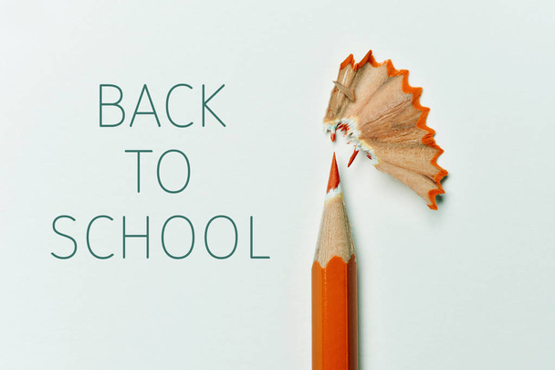 ołówek, wióry i tekst z powrotem do szkoły - Zdjęcie, obraz