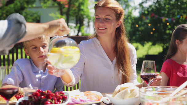 familia feliz cena o fiesta de jardín de verano - Metraje, vídeo
