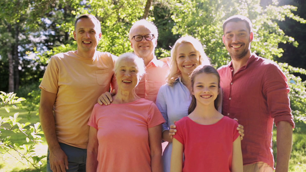 szczęśliwej portret rodziny w ogrodzie - Materiał filmowy, wideo