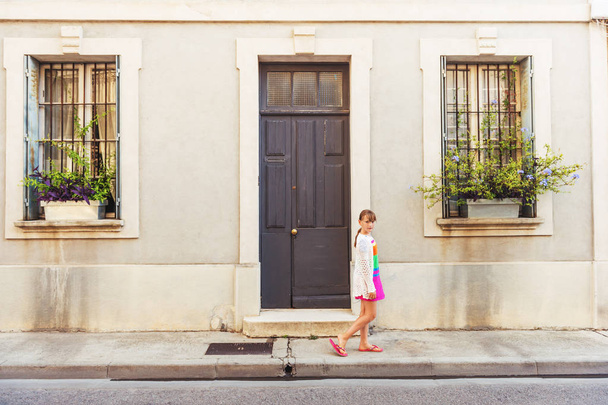 Schattig klein jongen-meisje op zomervakantie in de Provence, Frankrijk - Foto, afbeelding