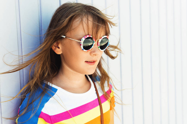 Εξωτερική εσωτερικη πορτρέτο του αξιολάτρευτο κοριτσάκι που φοράει μοντέρνα γυαλιά ηλίου - Φωτογραφία, εικόνα