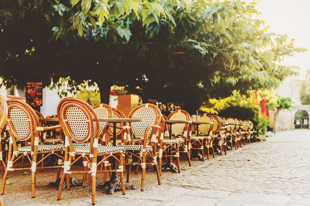 Terraza de café vacía con mesas y sillas en el sur de Francia
 - Foto, imagen