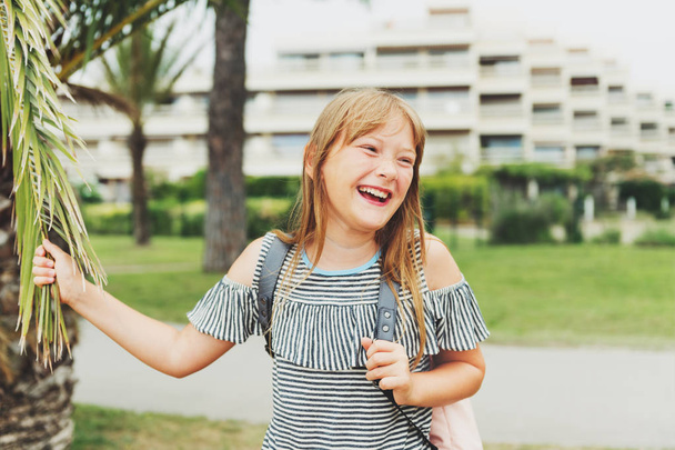 幸せな笑い子供女の子夏休みを楽しんでいます。プレティーン 10 歳子供の身に着けている冷たい肩 t シャツ、バックパック。子供と旅行します。 - 写真・画像