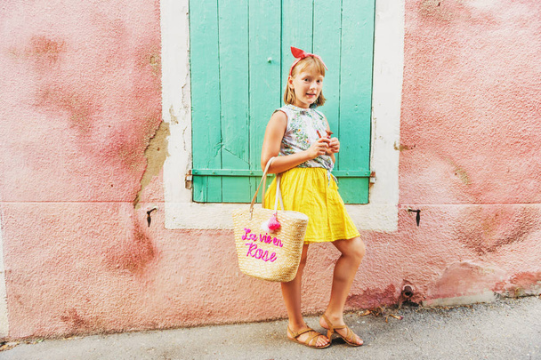Dulce niña disfrutando de las vacaciones de verano en Provenza. Imagen tomada en Valensole, departamento de Alpes-de-Haute-Provence, Francia
.  - Foto, imagen