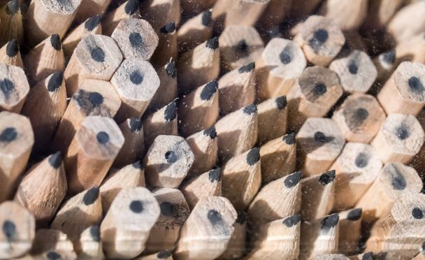 Una mirada a través de la ventana de lápices de madera pila
 - Foto, Imagen