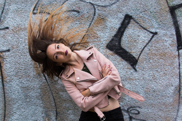 Портрет неформальной модной девушки на фоне стен граффити
 - Фото, изображение