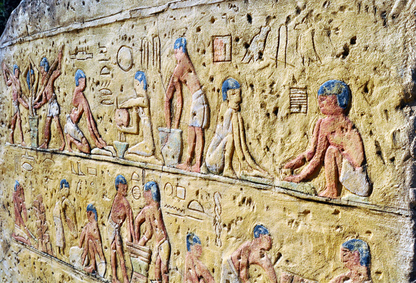 Jeroglíficos réplica en una pared
 - Foto, Imagen
